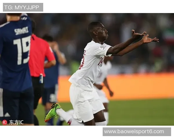 美国演员甜茶佩戴拜仁手套引热议拜仁官推称赞查拉梅懂球